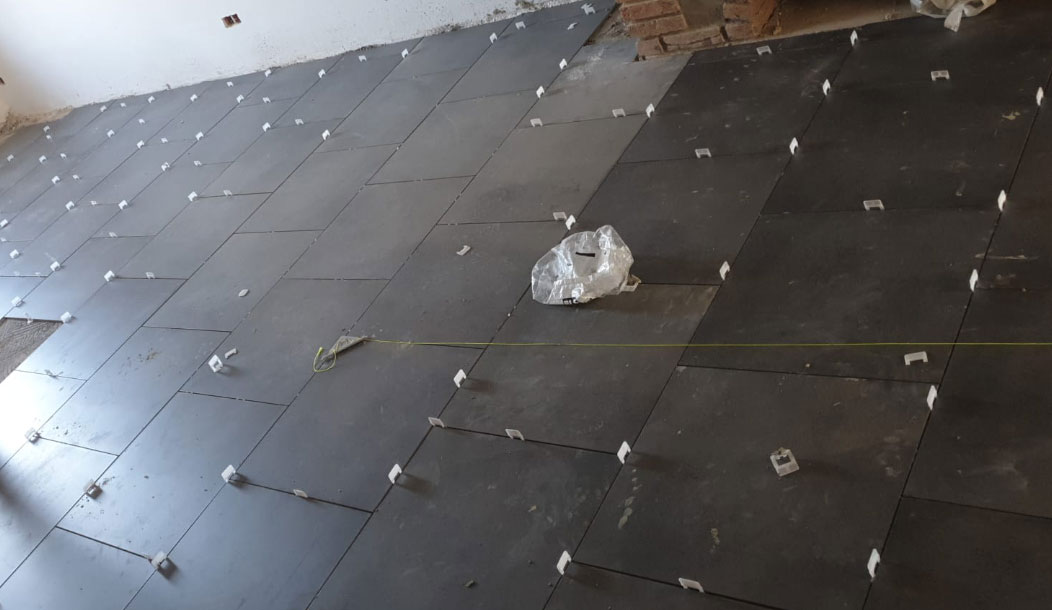 renovation du sol avec pose de carrelage dans une maison a liege