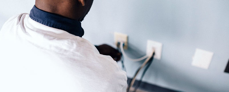 électricien rénovant une installation électrique