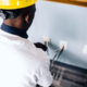 électricien rénovant une installation électrique