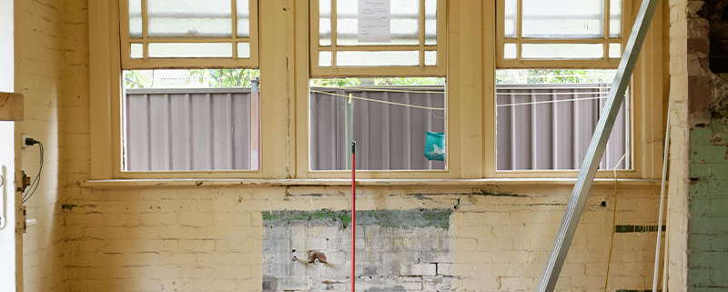 rénovation d'un mur inachevé