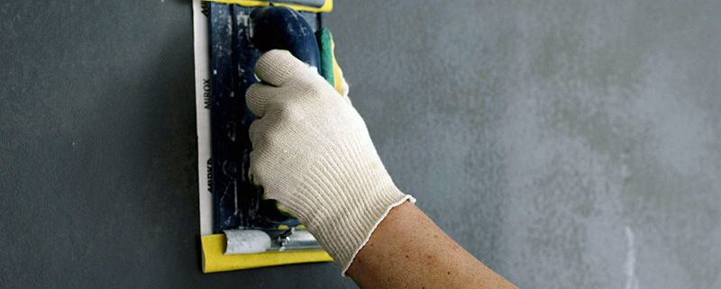 travaux de plafonnage sur un mur noir