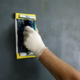 travaux de plafonnage sur un mur noir
